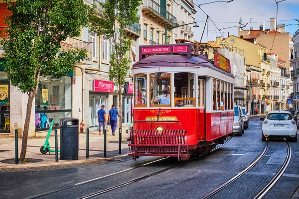 Λισαβόνα Πορτογαλία Αυγούστου 2022 Vintage Κόκκινο Τουριστικό Τραμ Περιοδεία Στενά — Φωτογραφία Αρχείου