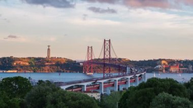 Lizbon 'un Miradouro do Bairro do Alvito turist bakış açısından Tagus nehrine bakması, 25 Nisan Köprüsü trafiği ve günbatımında Kral İsa heykeli. Lizbon, Portekiz