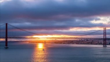 25 de Abril Köprüsü 'nün, Lizbon' un Tagus nehri üzerindeki Setubal Yarımadası 'nda Lisboa ve Almada' yı birbirine bağlayan ünlü turistik beldesi. Lizbon, Portekiz. Uzaklaştırma efekti