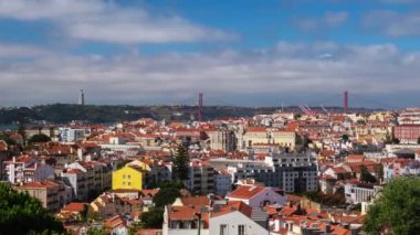 Lizbon 'un ünlü manzarası Miradouro dos Barros turist bakış açısından Alfama eski şehir bölgesi, 25 Nisan Köprüsü ve Kral İsa heykeli üzerine. Lizbon, Portekiz. Etkin büyüt