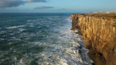 Cabo Carvoeiro, Peniche, Portekiz 'de gün batımında okyanus kıyısındaki kayalık.