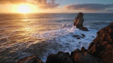 Cabo Carvoeiro, Peniche, Portekiz 'de gün batımında okyanus kıyısındaki kayalık.