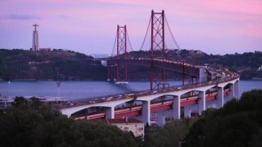 Lizbon manzarası Miradouro do Bairro do Alvito turist bakış açısı Tagus nehri, 25 Nisan Köprüsü trafiği ve akşam alacakaranlığında Kral İsa heykeli. Lizbon, Portekiz