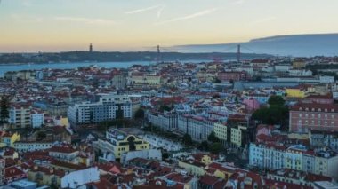 Lizbon 'un Miradouro da Senhora do Monte turistlerinin 25 Nisan Köprüsü, Alfama eski şehir bölgesi üzerindeki ünlü manzarası. Lizbon, Portekiz. Etkin büyüt