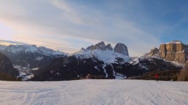 Birinci şahıs bakış açısı FPV birinci şahıs bakış açısı Dolomitlerdeki alp kayak POV 'u. İtalya 'da Dolomitler' de kayak yapan insanlarla kayak merkezi. Kayak alanı Belvedere. Canazei, İtalya