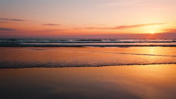 ポルトガルのコスタ カパリカのフォンテ テルハビーチで波が急増している大西洋の夕日 — ストック動画