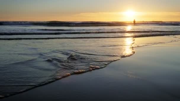 葡萄牙科斯塔达卡帕里卡Fonte Telha海滩 在日落时分 海滩上沐浴妇女的轮廓 海浪汹涌 — 图库视频影像