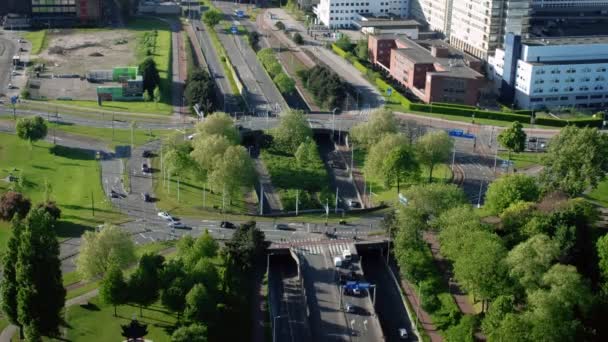 車とのロータリーラウンド道路の交差点の高架ビュー オランダのロッテルダム — ストック動画