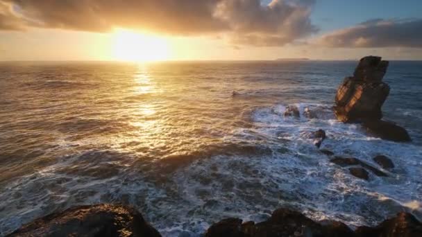 在卡沃卡沃罗港的落日落山时 海洋悬崖上的岩石和汽船一起漂浮在海面上 葡萄牙Peniche — 图库视频影像