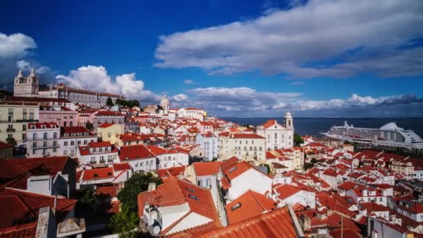 アルファマ旧市街地 クルーズ客船 移動雲の上のミラドゥロ サンタ ルジア観光の観点からリスボンの有名な景色のタイムラプス ポルトガルのリスボン ズーム効果 — ストック動画
