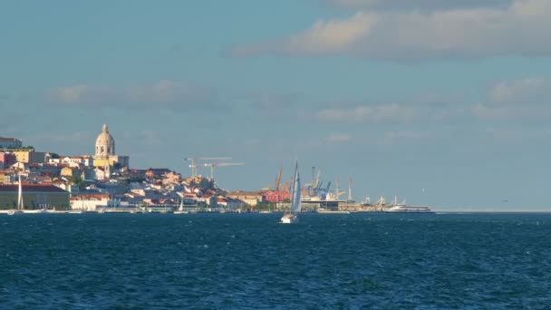 日落时乘坐游艇 旅游船和渡船从阿尔马达俯瞰里斯本塔古斯河 葡萄牙里斯本 — 图库视频影像