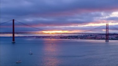 25 de Abril Köprüsü 'nün, Lizbon' un Tagus nehri üzerindeki Setubal Yarımadası 'nda Lisboa ve Almada' yı birbirine bağlayan ünlü turistik beldesi. Lizbon, Portekiz. Uzaklaştırma efekti