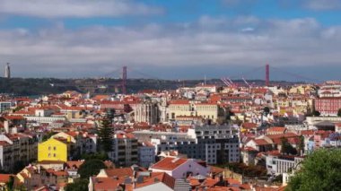 Lizbon 'un ünlü manzarası Miradouro dos Barros turist bakış açısından Alfama eski şehir bölgesi, 25 Nisan Köprüsü ve Kral İsa heykeli üzerine. Lizbon, Portekiz. Uzaklaştırma efekti