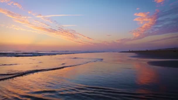 葡萄牙科斯塔达卡帕里卡Fonte Telha海滩日落后海浪汹涌的大西洋 — 图库视频影像