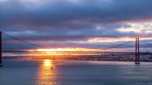 Abril Köprüsü Nün Lizbon Tagus Nehri Üzerindeki Setubal Yarımadası Nda — Stok video