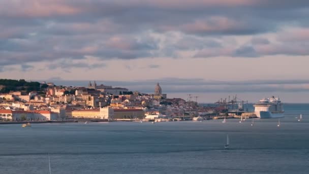 里斯本从阿尔马达带着游艇和渡船在日落时俯瞰塔古斯河的时差 葡萄牙里斯本 放大效果 — 图库视频影像