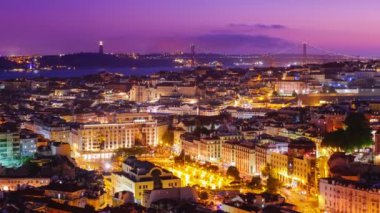 Lizbon 'un ünlü manzarası Miradouro da Senhora do Monte turist bakış açısıyla Alfama eski şehir bölgesi, 25 Nisan Köprüsü, akşam alacakaranlığı. Lizbon, Portekiz. Uzaklaştırma efekti
