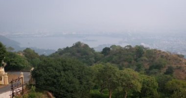 Udaipur şehrinin panoramik hava manzarası ve Hindistan, Rajasthan 'daki Sajjangarh Muson Sarayı' ndan Pichola ve Fateh Sagar gölü. Yatay kamera tavası