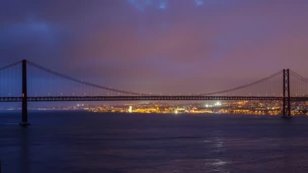 黄昏时分 位于塔古斯河上的塞图巴尔半岛上的里斯本著名旅游地标 阿布里尔桥 Abril Bridge 的时间流逝 葡萄牙里斯本 放大效果 — 图库视频影像