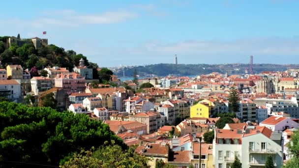ミラドゥロ バロスからのリスボンの有名な景色アルファマ旧市街地区 4月25日橋とキリスト王像の観光の観点 ポルトガルのリスボン カメラパン — ストック動画