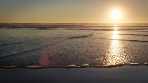 葡萄牙科斯塔达卡帕里卡Fonte Telha海滩的大西洋落日 海浪汹涌 — 图库视频影像