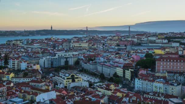 ミラドゥーロ セノーラからのリスボンの有名な景色の夜のタイムラプスは 4月25日の橋のアルファマ旧市街地の上にモンテ観光の観点を行います ポルトガルのリスボン — ストック動画