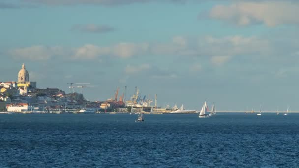 Kilátás Lisszabon Felett Tagus Folyó Almada Jachtok Turista Hajók Komp — Stock videók