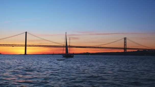 Widok Abril Bridge Słynny Zabytek Turystyczny Lizbony Łączącej Lisboa Almada — Wideo stockowe