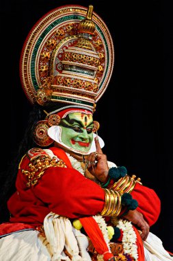 CHENNAI, INDIA - 7 Eylül 2009: Hindistan geleneksel dans draması Kathakali preformansı 7 Eylül 2009 tarihinde Chennai, Hindistan 'da. Oyuncu Arjuna Pacha karakterini canlandırıyor