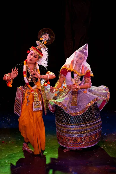 2010年12月12日 インド古典舞踊マニプリ公演2010年12月12日 インド チェンナイ 女はクリシュナのキャラクターを描いている — ストック写真