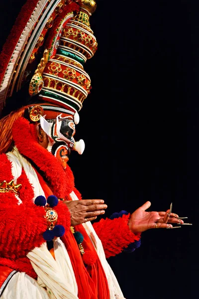 2009年9月9日 インドの伝統舞踊劇 カタカリ が2009年9月9日にインドのチェンナイで上演される パフォーマーはラマヤナのドラマで猿王スグリヴァ タディのキャラクターを果たしています — ストック写真