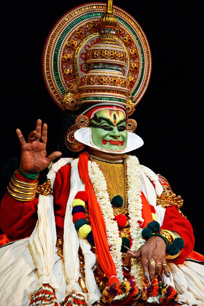 ЧЕННАЙ, Индия - 7 СЕНТЯБРЯ 2009: Индийская танцевальная драма Kathakali preformance 7 сентября 2009 года в Ченнаи, Индия. Исполнитель играет Арджуна-пашу