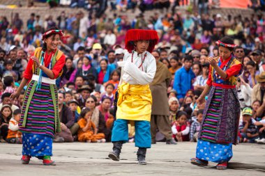 Leh, Hindistan - 08 Eylül 2012: geleneksel ladakhi Tibet kostümleri genç dansçılar gerçekleştirmek ladakh mirasın yıllık Festivali halk dansları leh, Hindistan. 08 Eylül 2012