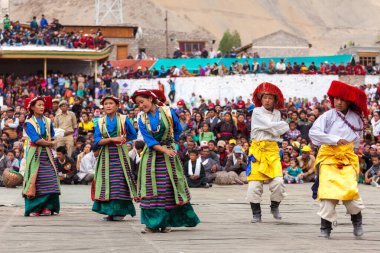 Leh, Hindistan - 08 Eylül 2012: geleneksel ladakhi Tibet kostümleri genç dansçılar gerçekleştirmek ladakh mirasın yıllık Festivali halk dansları leh, Hindistan. 08 Eylül 2012