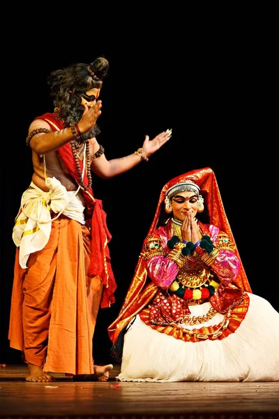 2009年9月9日 インド チェンナイで伝統舞踊劇 カタカリ を上演 ラマヤナ ドラマのサドゥ役を演じているシタとラバナを描いた俳優 — ストック写真
