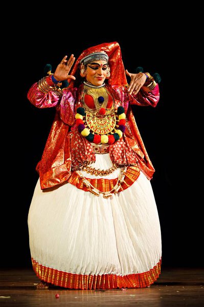 ЧЕННАЙ, Индия - 9 СЕНТЯБРЯ 2009: Индийская танцевальная драма Kathakali preformance 9 сентября 2009 года в Ченнаи, Индия. Исполнитель играет Ситу в драме Рамаяны
