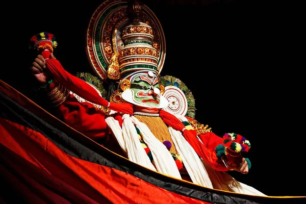 2009年9月9日 インドの伝統舞踊劇 カタカリ が2009年9月9日にインドのチェンナイで上演される ラマヤナ劇でラバナ カティ役を演じる — ストック写真