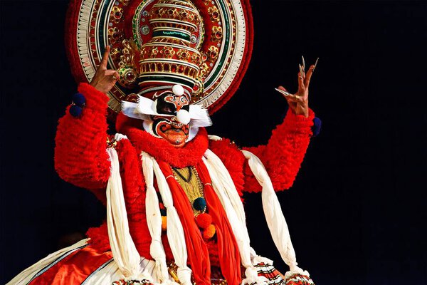 ЧЕННАЙ, Индия - 9 СЕНТЯБРЯ 2009: Индийская танцевальная драма Kathakali preformance 9 сентября 2009 года в Ченнаи, Индия. Исполнитель играет роль короля обезьян Сугривы Тади в драме Рамаяны