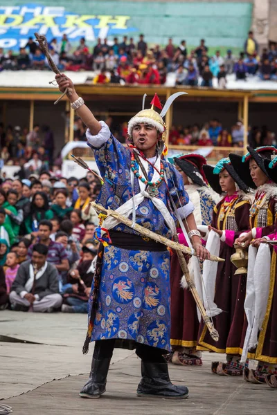2012 传统的拉达克藏族服饰的舞者舞好战的拉达克遗产节每年在印度列城 2012 — 图库照片