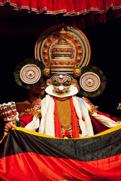 チェンナイ インド 2009年9月7日 カタカリはインドのケララ州の有名な舞踊劇です ラバナカティのキャラクター テラスのカーテンの後ろに隠されている — ストック写真