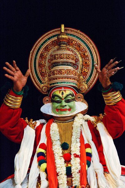 ЧЕННАЙ, Индия - 7 СЕНТЯБРЯ 2009: Индийская танцевальная драма Kathakali preformance 7 сентября 2009 года в Ченнаи, Индия. Исполнитель играет персонажа Раваны Кати