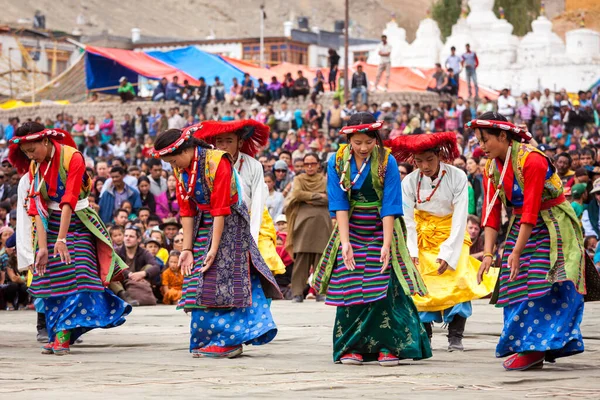 2012 传统的拉达克藏族服饰的年轻舞者从事 Leh 印度拉达克遗产年度影展的民间舞蹈 2012 — 图库照片