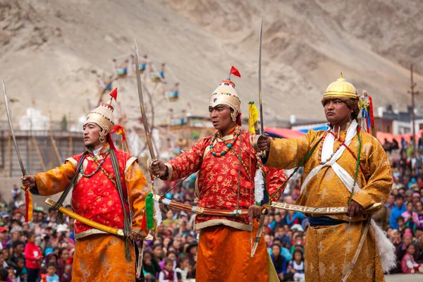 インド 2012 伝統的なラダック チベット衣装のダンサー インドのラダック遺産の年次祭で好戦的なダンスを実行します 2012 — ストック写真