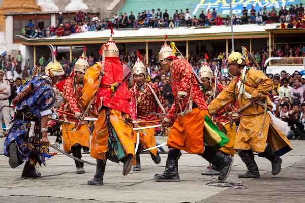 2012 传统的拉达克藏族服饰的舞者舞好战的拉达克遗产节每年在印度列城 2012 — 图库照片