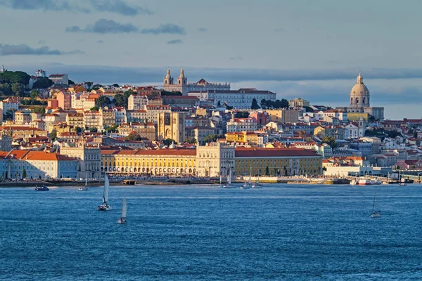 Pohled Lisabon Nad Řekou Tagus Almady Jachtami Turistické Lodě Při — Stock fotografie