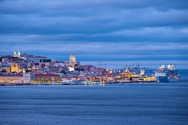 在黄昏时分 乘坐停泊的游轮从阿尔马达乘渡船从塔格斯河上方俯瞰里斯本 葡萄牙里斯本 — 图库照片