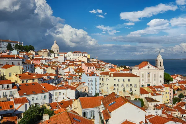 从Miradouro Santa Luzia旅游观点看里斯本著名明信片对Alfama旧城区的标志性景观 葡萄牙里斯本 — 图库照片