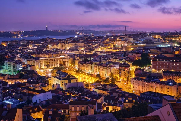 ミラドゥーロ セノーラからのリスボンの有名な眺めは 夜の夕暮れ時に4月25日の橋 アルファマとマウリア旧市街地区のモンテ観光の観点を行います ポルトガルのリスボン — ストック写真