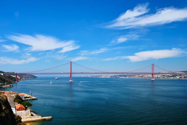 Abril Bridgeの眺めリスボンの有名な観光名所で タガス川のセトゥーバル半島のアルマダとヨットや船舶で結ばれています ポルトガルのリスボン — ストック写真