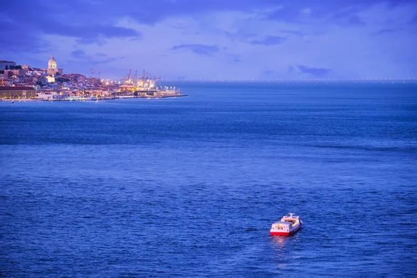 Nachtzicht Van Lissabon Rivier Taag Vanaf Almada Met Veerboot Toeristenboot — Stockfoto